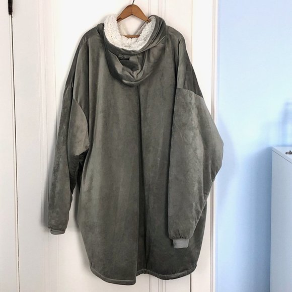 The Comfy Wearable Blanket - Picture 4 of 11